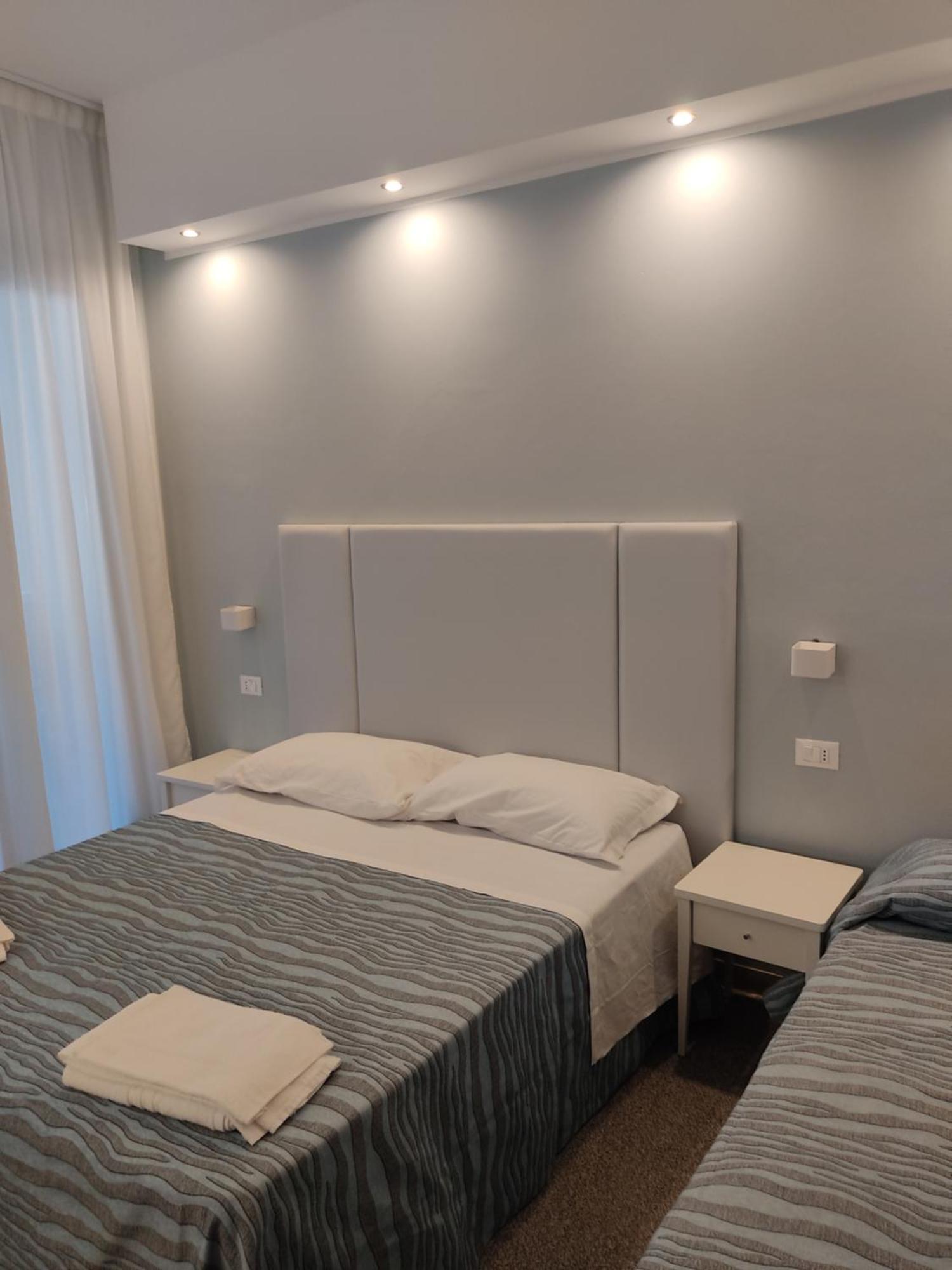 Hotel Caravel Park Rimini Bagian luar foto