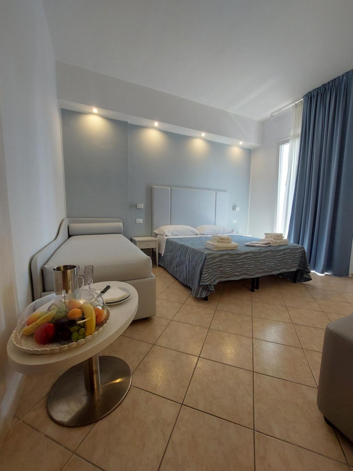 Hotel Caravel Park Rimini Bagian luar foto