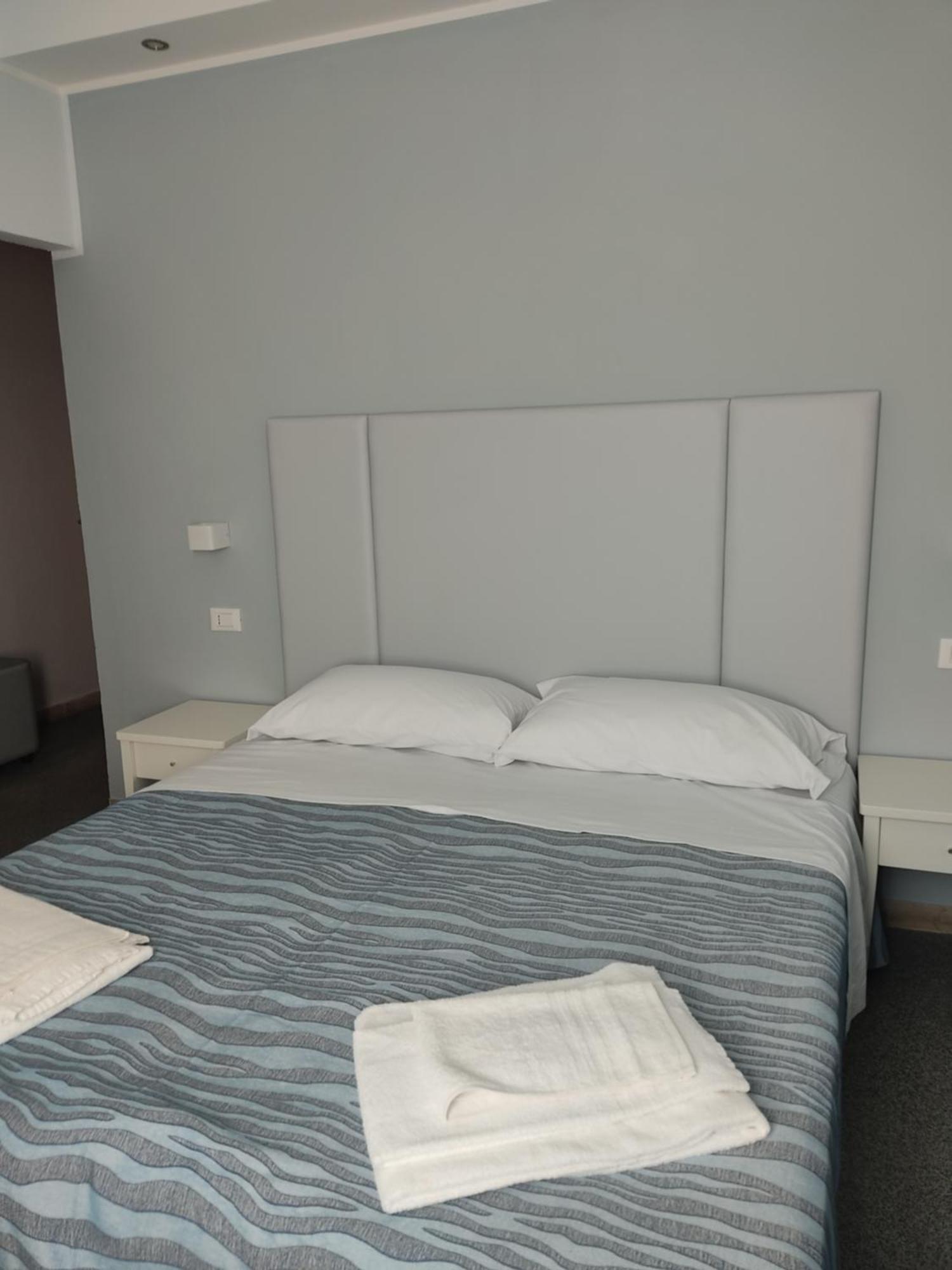 Hotel Caravel Park Rimini Bagian luar foto