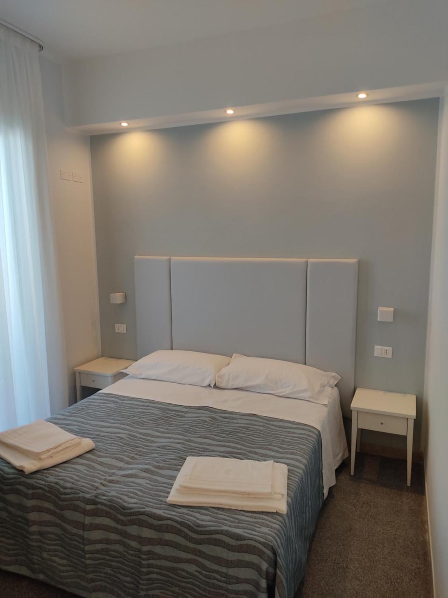 Hotel Caravel Park Rimini Bagian luar foto