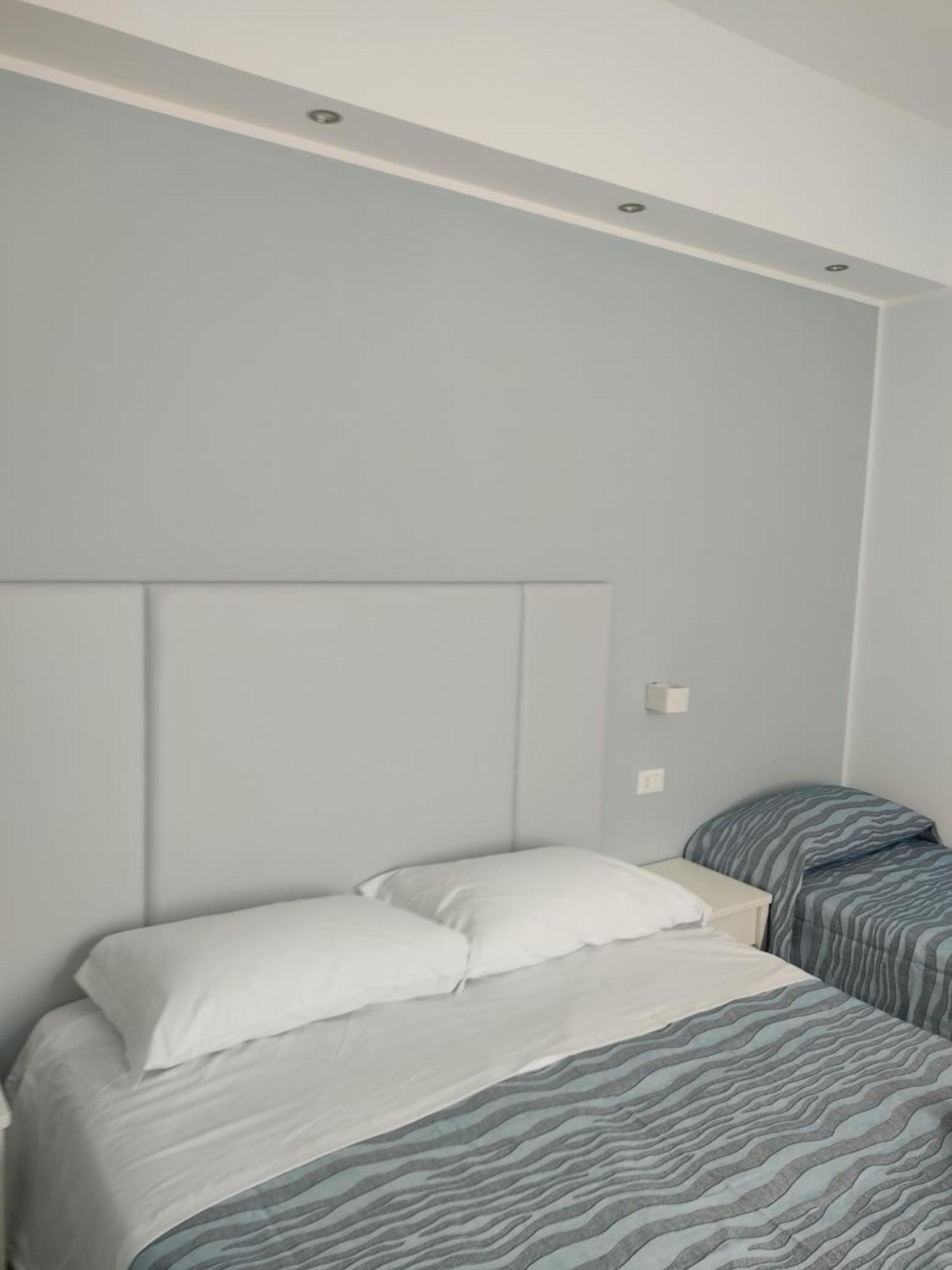 Hotel Caravel Park Rimini Bagian luar foto