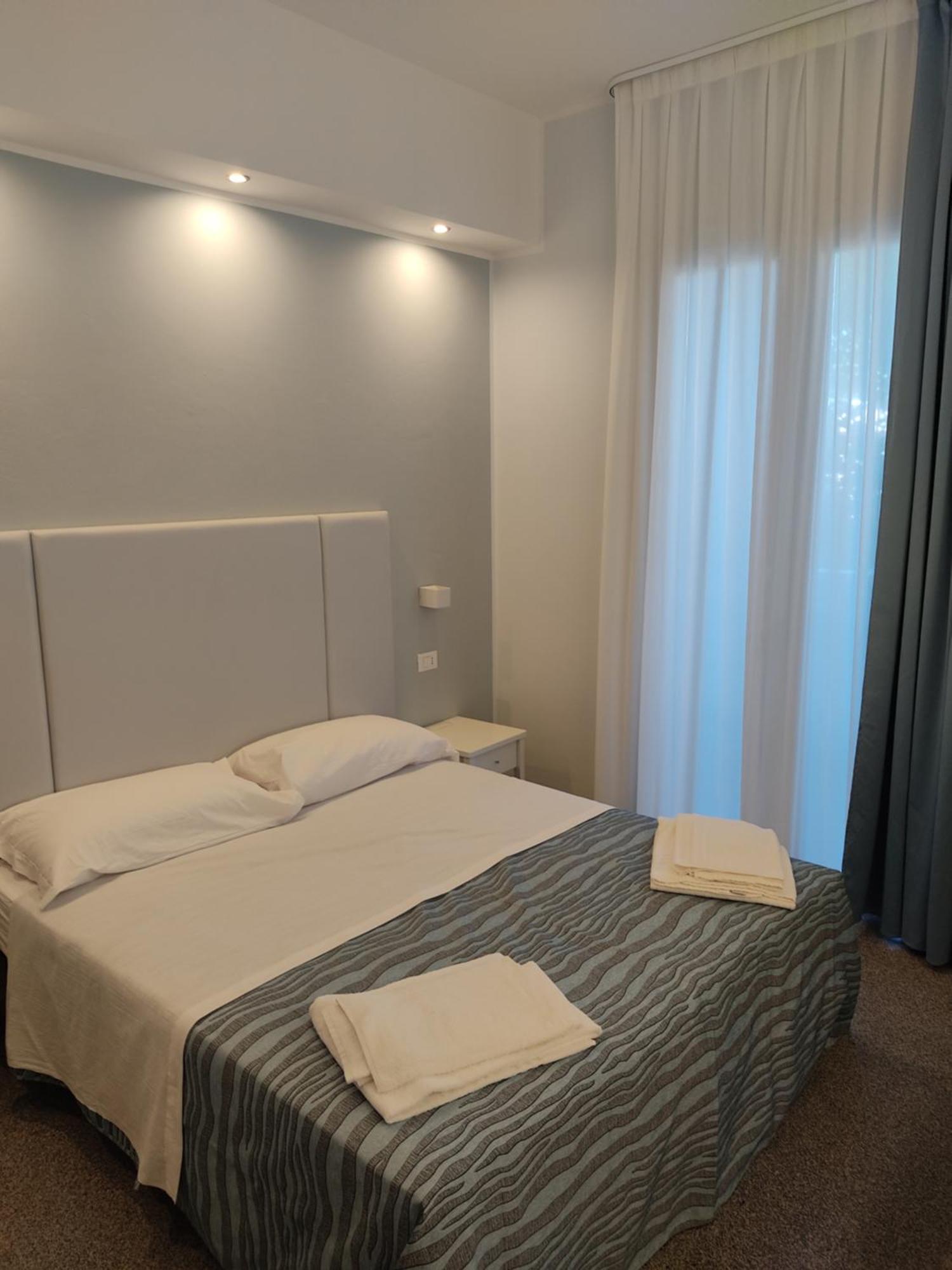 Hotel Caravel Park Rimini Bagian luar foto