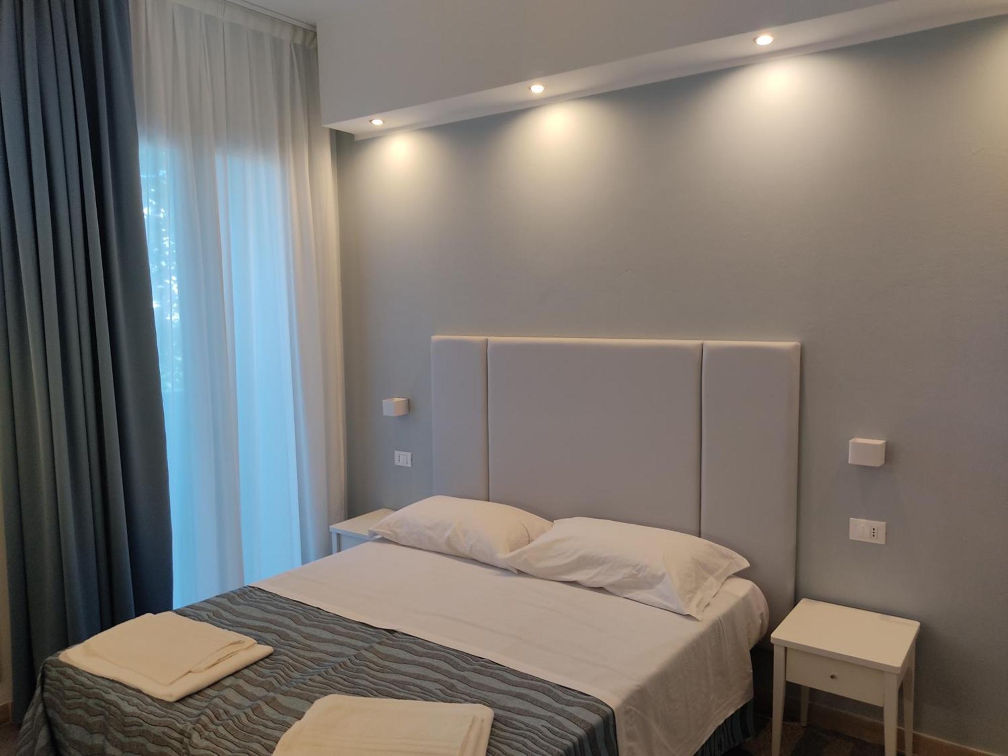 Hotel Caravel Park Rimini Bagian luar foto