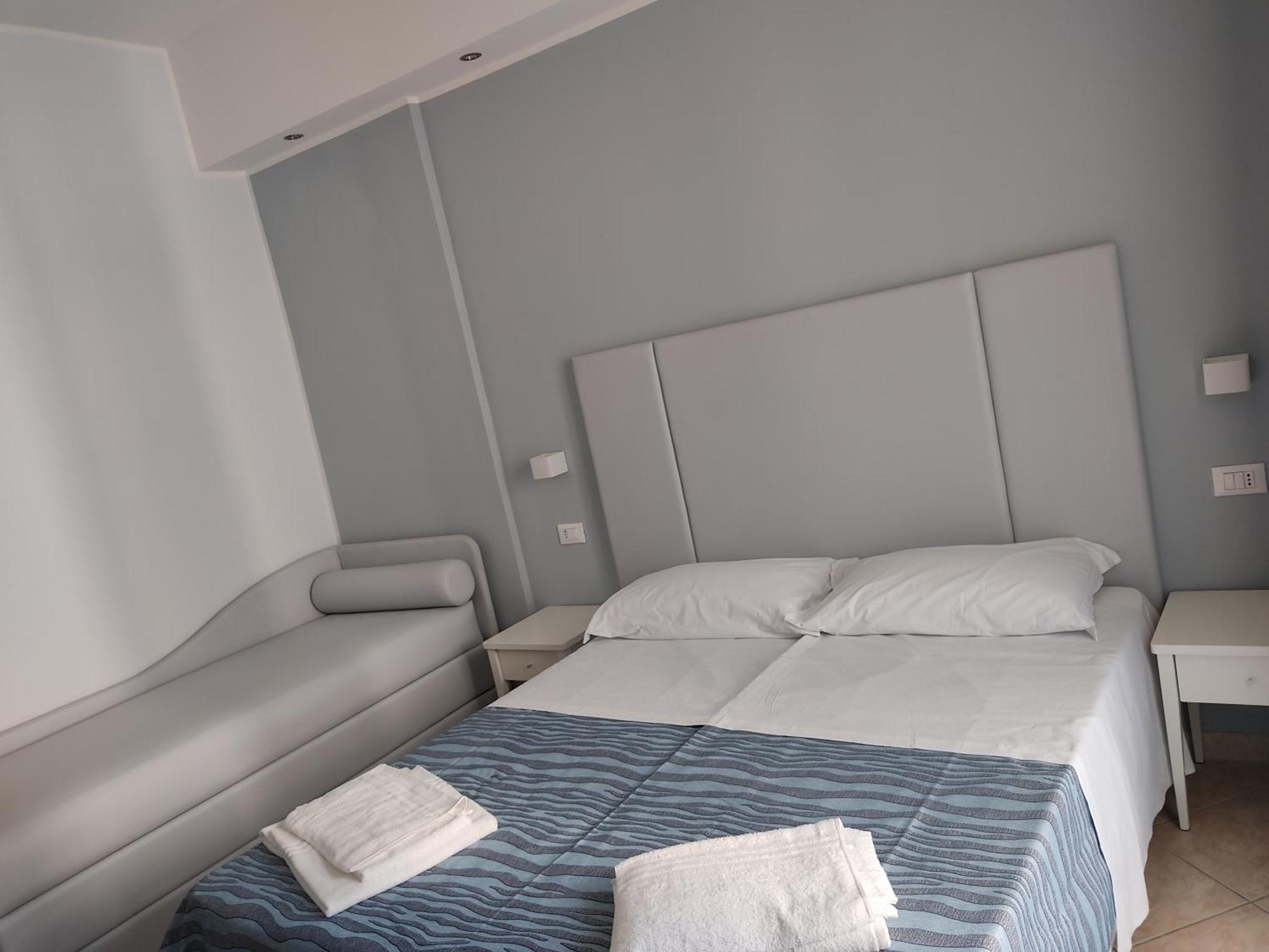 Hotel Caravel Park Rimini Bagian luar foto